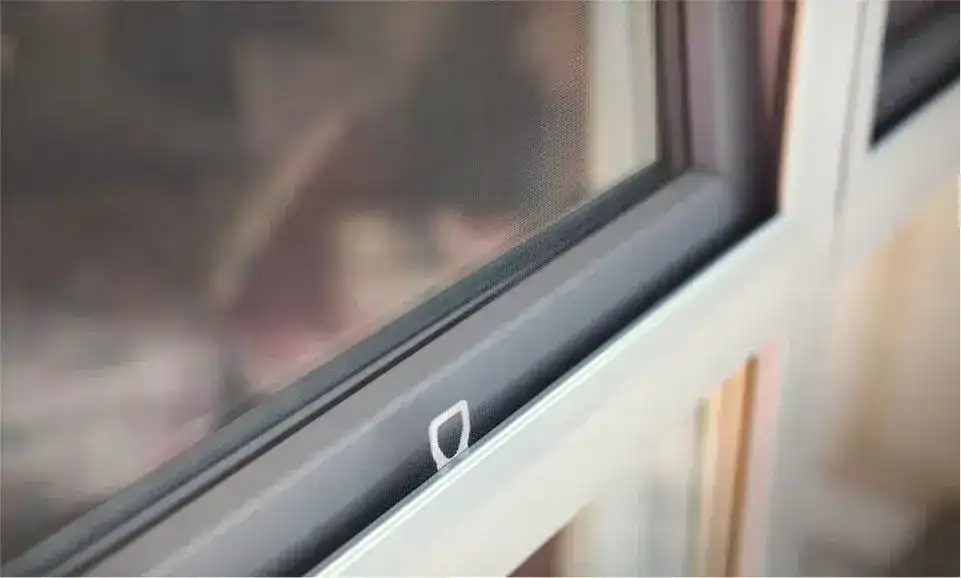 рамочная москитная сетка на окне